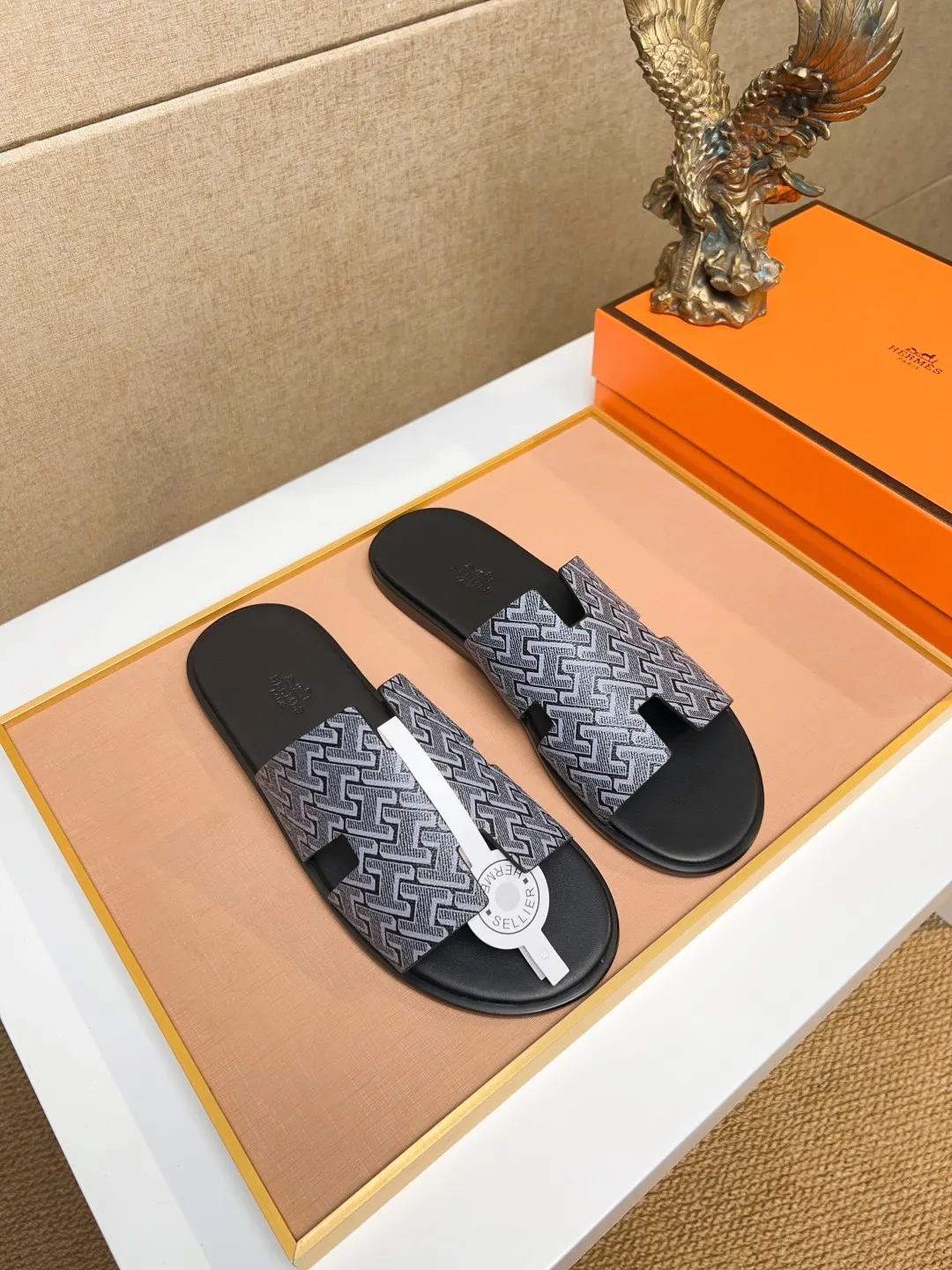 Men's clothing and shoes 💰280 💅💅💅 new arrival. Hermes Hermes official website latest counter synchronized new oran color leather H slippers, the original Paris version flew back to the original model and opened the mold to make it perfectly🍌The highest quality Sincerity, you can enter and leave the counter at will [Deyi] The upper is made of original customized  colored palm prints, crocodile print, ostrich print, colored cow leather, colored cow suede, 🤔 horse hair, 🥳 colored diamonds, 🥰 3D printing, and other genuine leather slippers, imported cow pattern foot pad lining, Italian  latest original genuine leather combination outsole Code number: 38-48 (customized at 46.47.48) Can be made into picture combination sole with genuine leather pattern and ordinary molded outsole